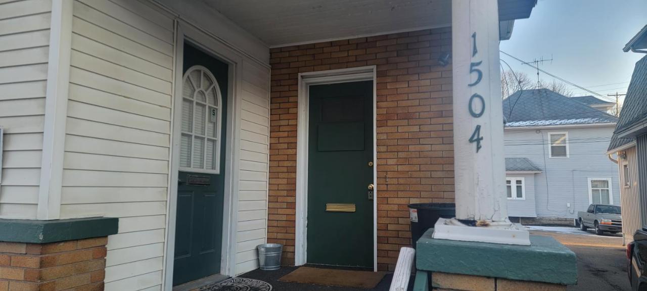 E. Michigan Walk Up Furnished 2 Bedroom Apt Lansing Luaran gambar